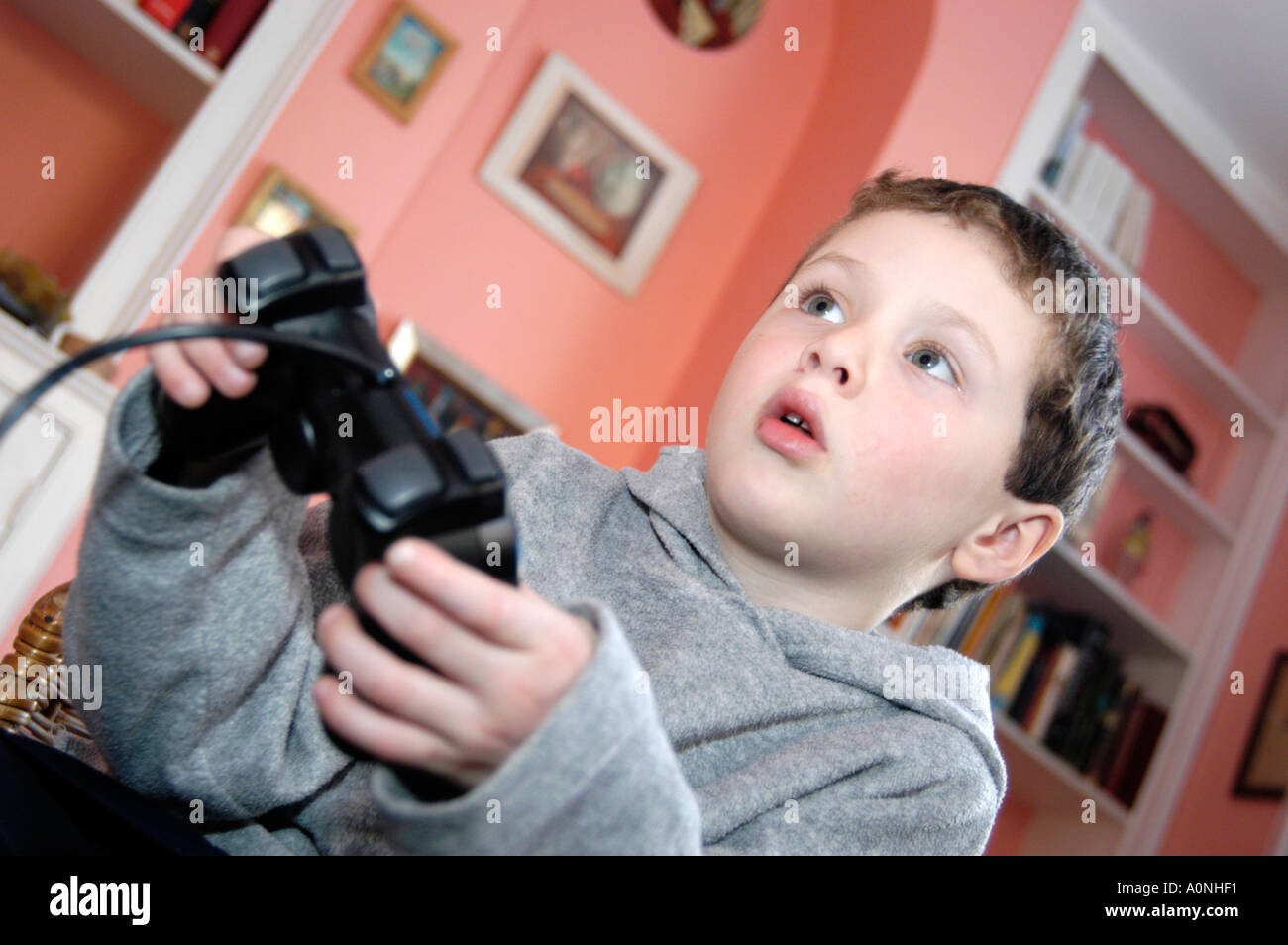 Junge von 6 Computer Spiel auf Sony Playstation Konsole, England, UK Stockfoto