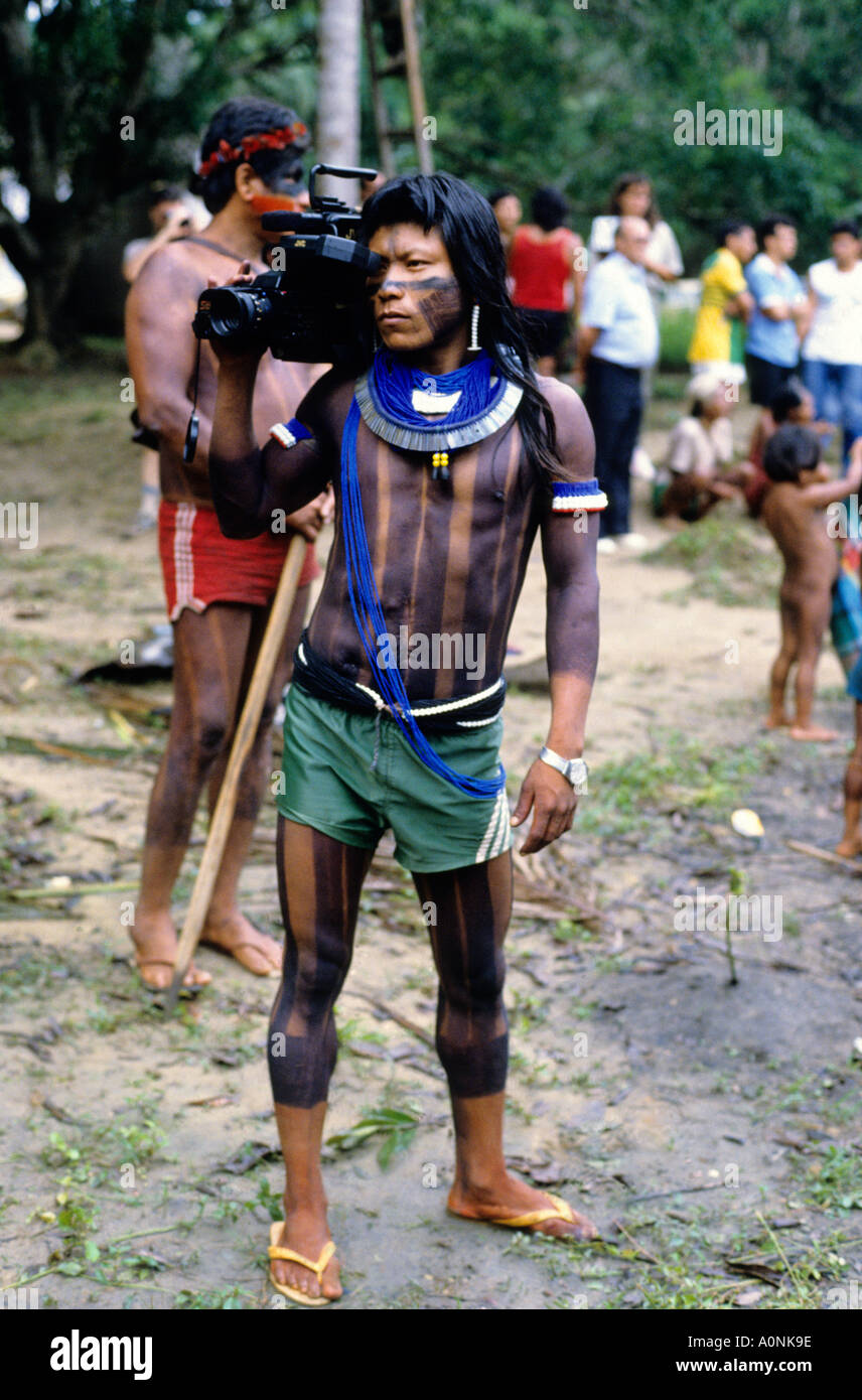 A-Ukre Dorf, Brasilien. Kiabiati (Kim), ein junger Kayapo indischen Krieger und das Dorf Kameramann mit Videokamera; Xingu, Para Zustand. Stockfoto