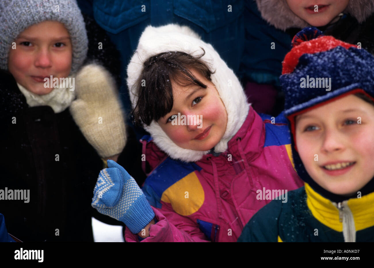 Russland. 3 Kinder gekleidet herzlich im Schnee. Stockfoto