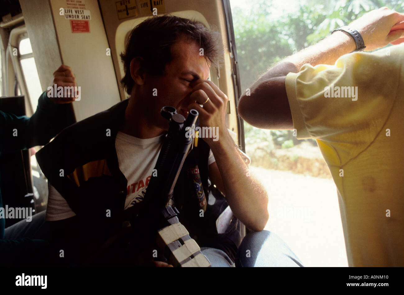 Yanomami Gegend, Bundesstaat Roraima, Brasilien. Federal Police einziehen, eine illegale jobte Landebahn; Mann mit einem Gewehr. Stockfoto