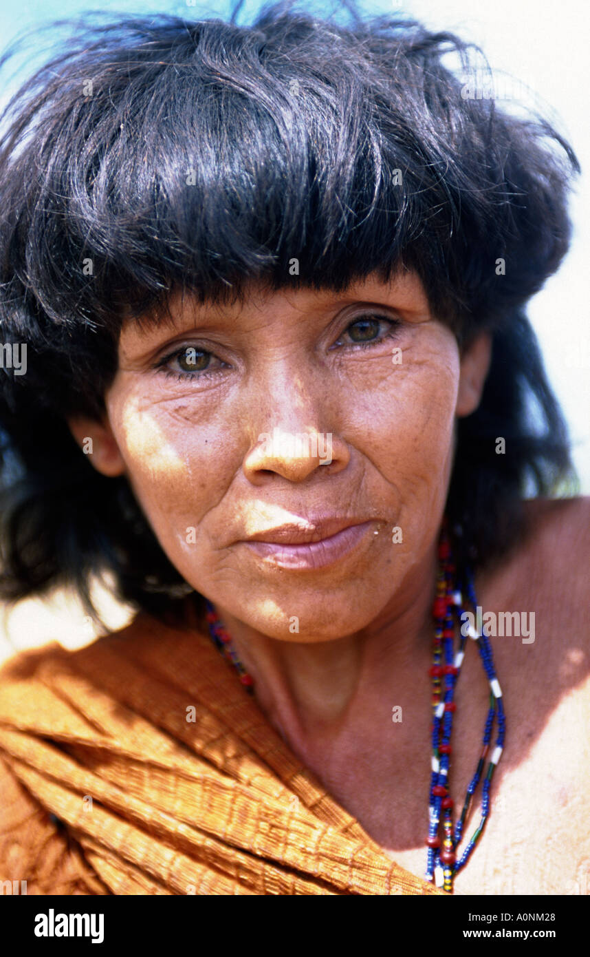 Para Zustand, Amazonas, Brasilien. Ipixuna Dorf (Arawete); ältere Frau mit grünen Augen in traditionellen handgewebten Stoff und Perlen. Stockfoto