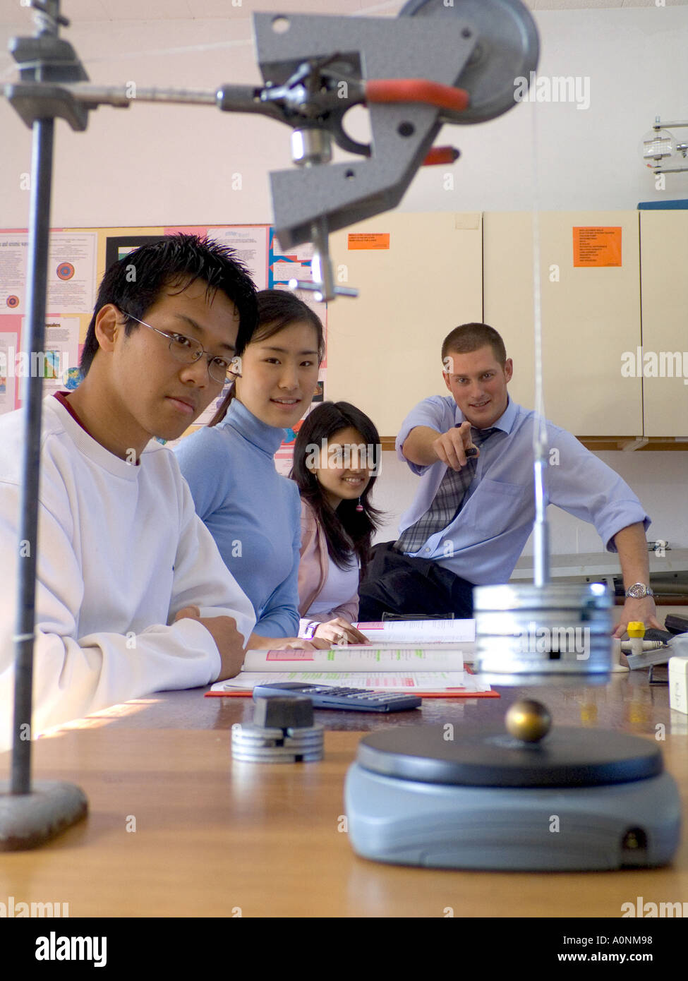 SCIENCE CLASS Schüler und Lehrer in Physik Klassenzimmer mit Schwerkraft Experiment in Arbeit Stockfoto