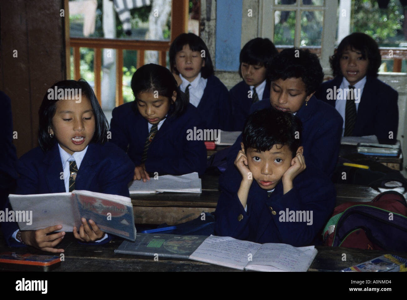 Tibetische Flüchtlingskinder in der Klasse in der Schule in Meghalaya N E India Stockfoto
