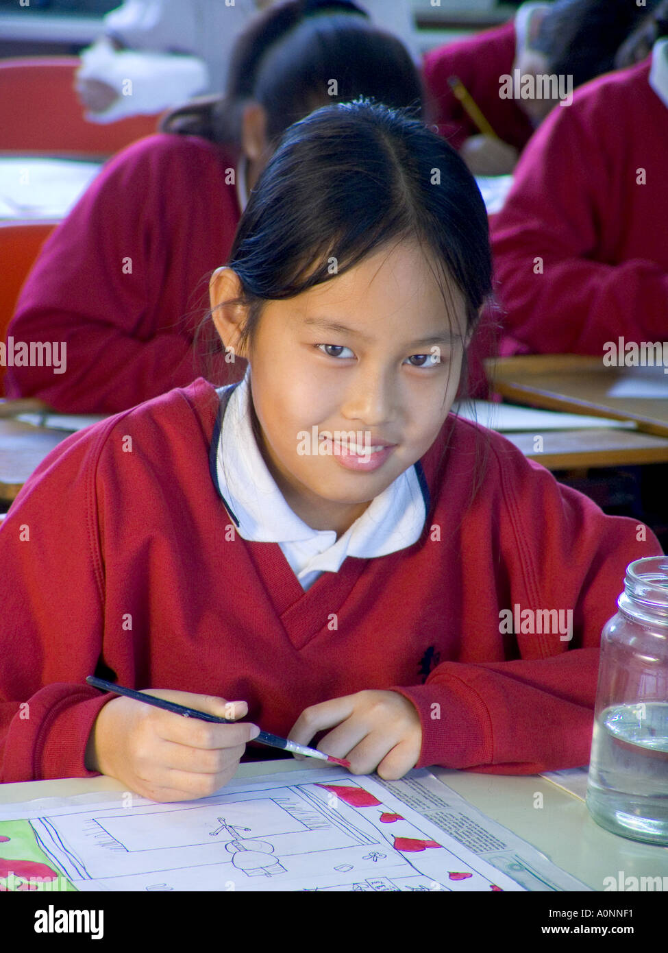 Orientalische junior Schulmädchen im Kunstunterricht arbeitet an ihrem Aquarell Stockfoto