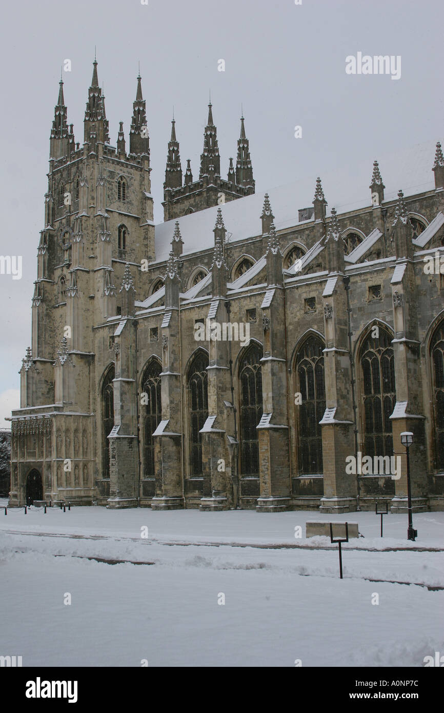 0126 Canterbury Kathedrale mit Schnee bedeckt Stockfoto