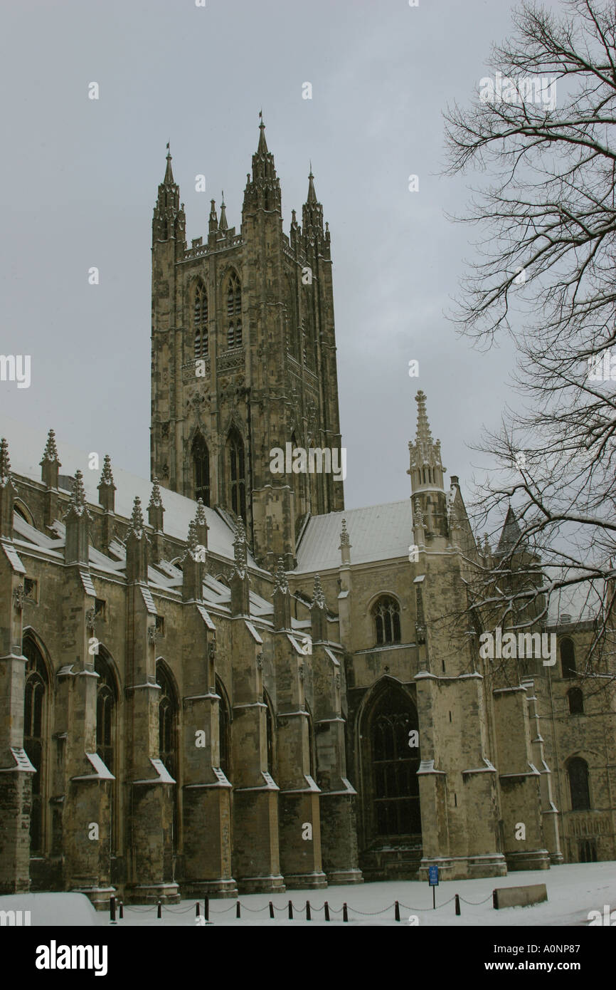 0128 Canterbury Kathedrale mit Schnee bedeckt Stockfoto