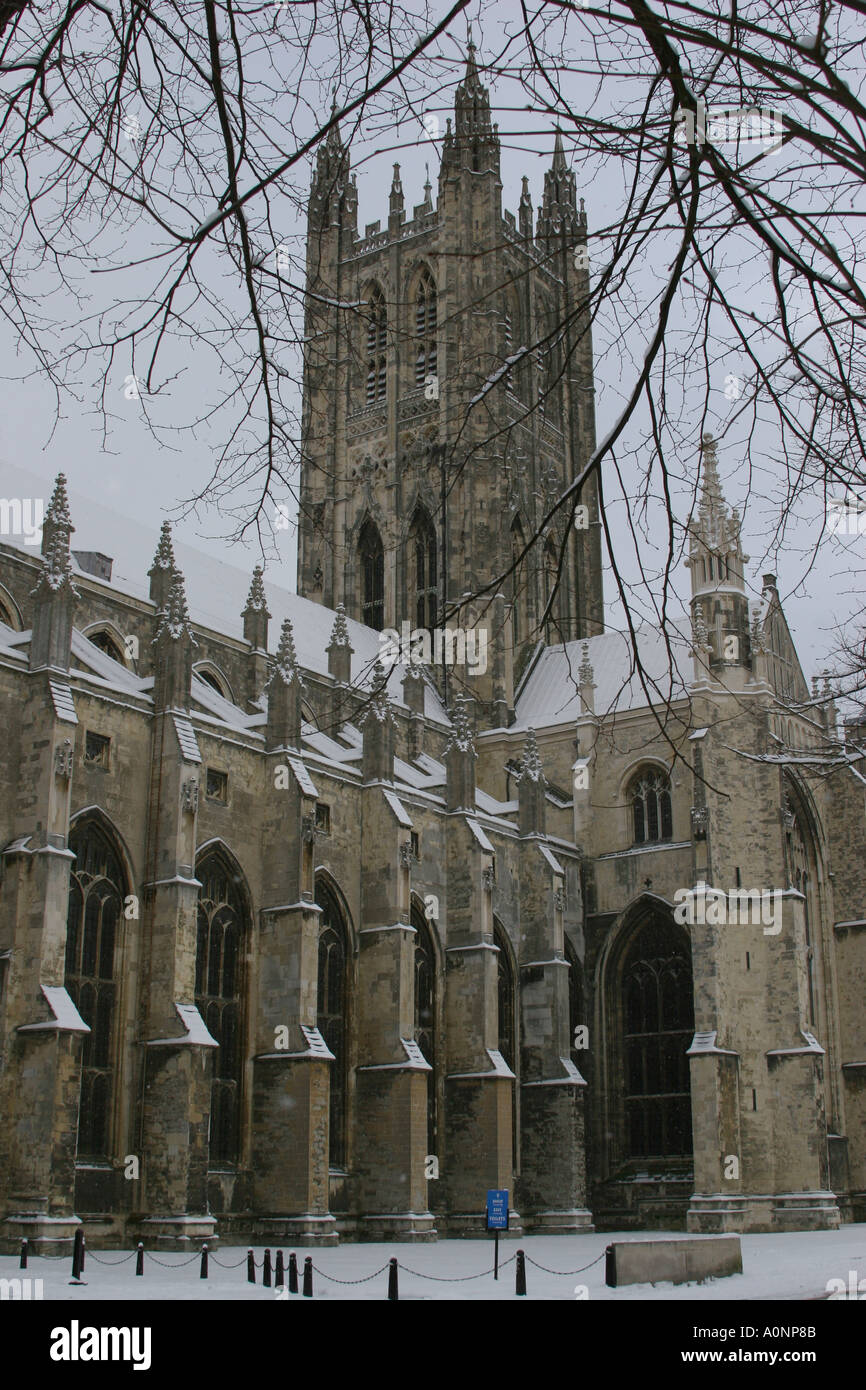 0129 Canterbury Kathedrale mit Schnee bedeckt Stockfoto