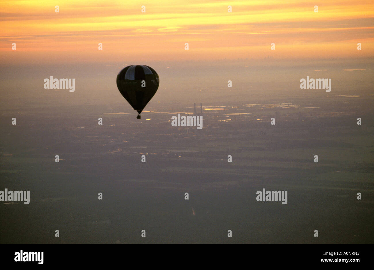 Heißluftballon über Utrecht Stockfoto