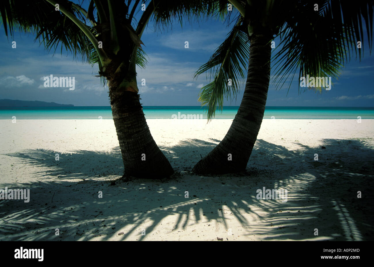 einsamen weißen Sandstrand Stockfoto