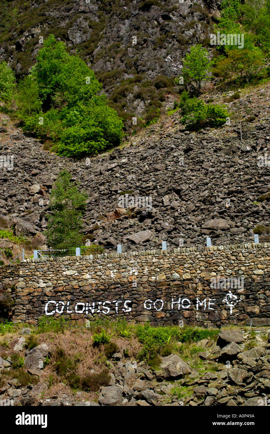 Kolonisten GO HOME walisischen extremistischen Grafitti auf am Straßenrand Steinmauer in der Nähe von Beddgelert Gwynedd North Wales UK Stockfoto