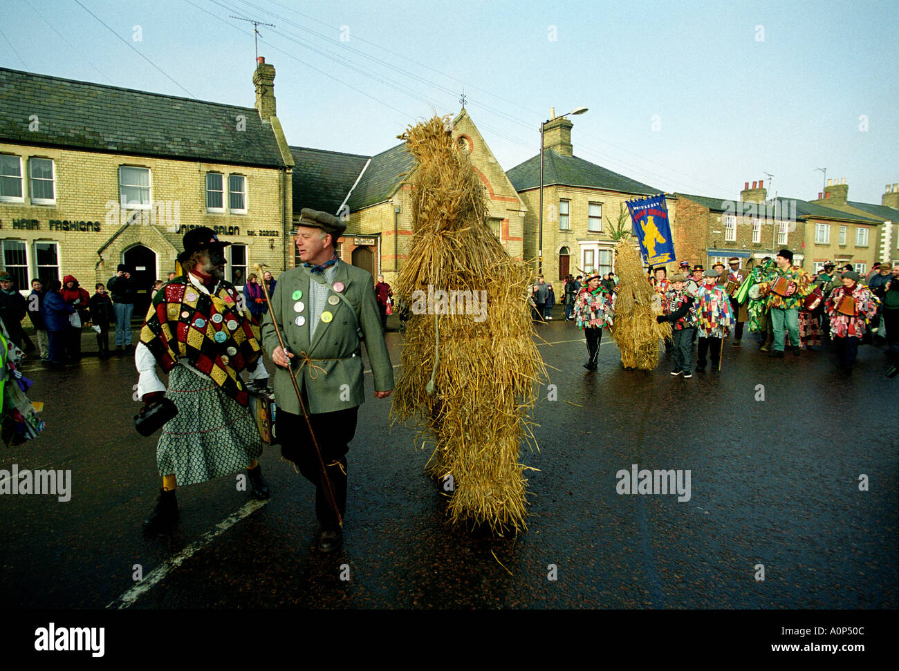 Die WHITTLESEA STROH TRAGEN FESTIVAL, Whittlesea, Norfolk, England. Das Festival der Stroh Bär oder Der trawbower' ist eine alte Gewohnheit, die nur zu einem SMAL Stockfoto