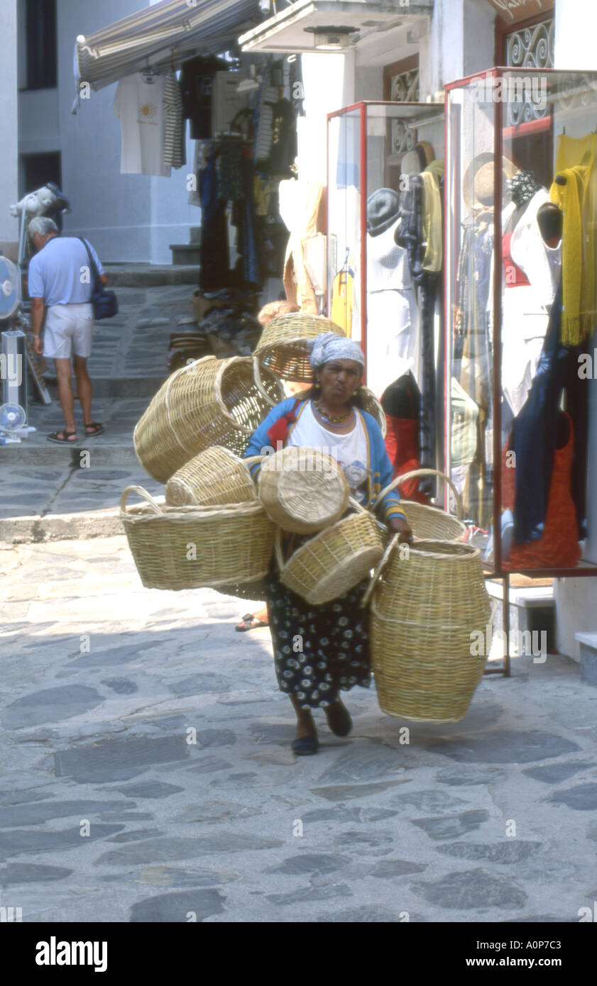 Roma Wicker Korb Verkäufer ihr Gewerbe in den Straßen von Skopelos-Stadt in den griechischen Sporaden Inseln Reihe 1667 Stockfoto