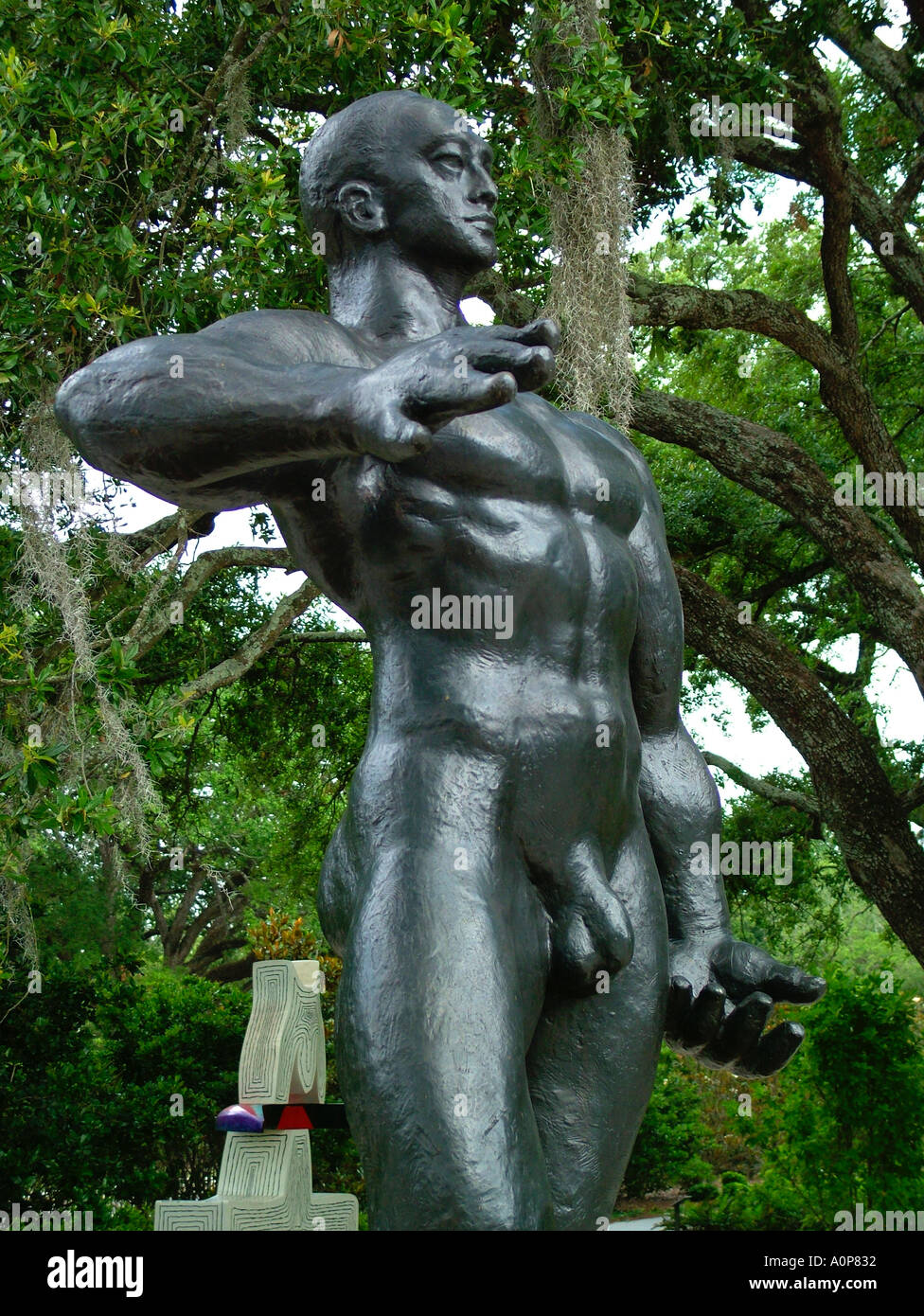 Heldenhaften Mann von Gaston Lachaise im Sydney und Waldha Besthoff Sculpture Garden an der New Orleans Museum of Art Louisiana USA Stockfoto