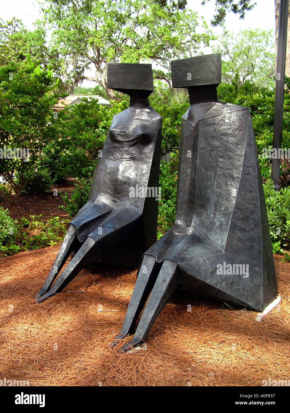 Lynn Chadwick zwei sitzen Zahlen Sydney und Waldha Besthoff Sculpture Garden an der New Orleans Museum of Art Louisiana USA Stockfoto