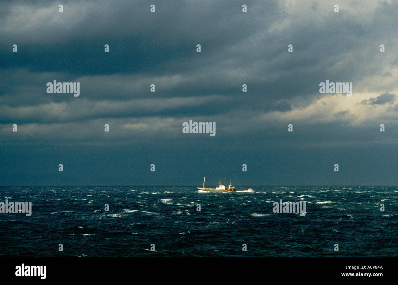Angelboot/Fischerboot im Sturm auf stürmischen Seegang Atlantik Stockfoto