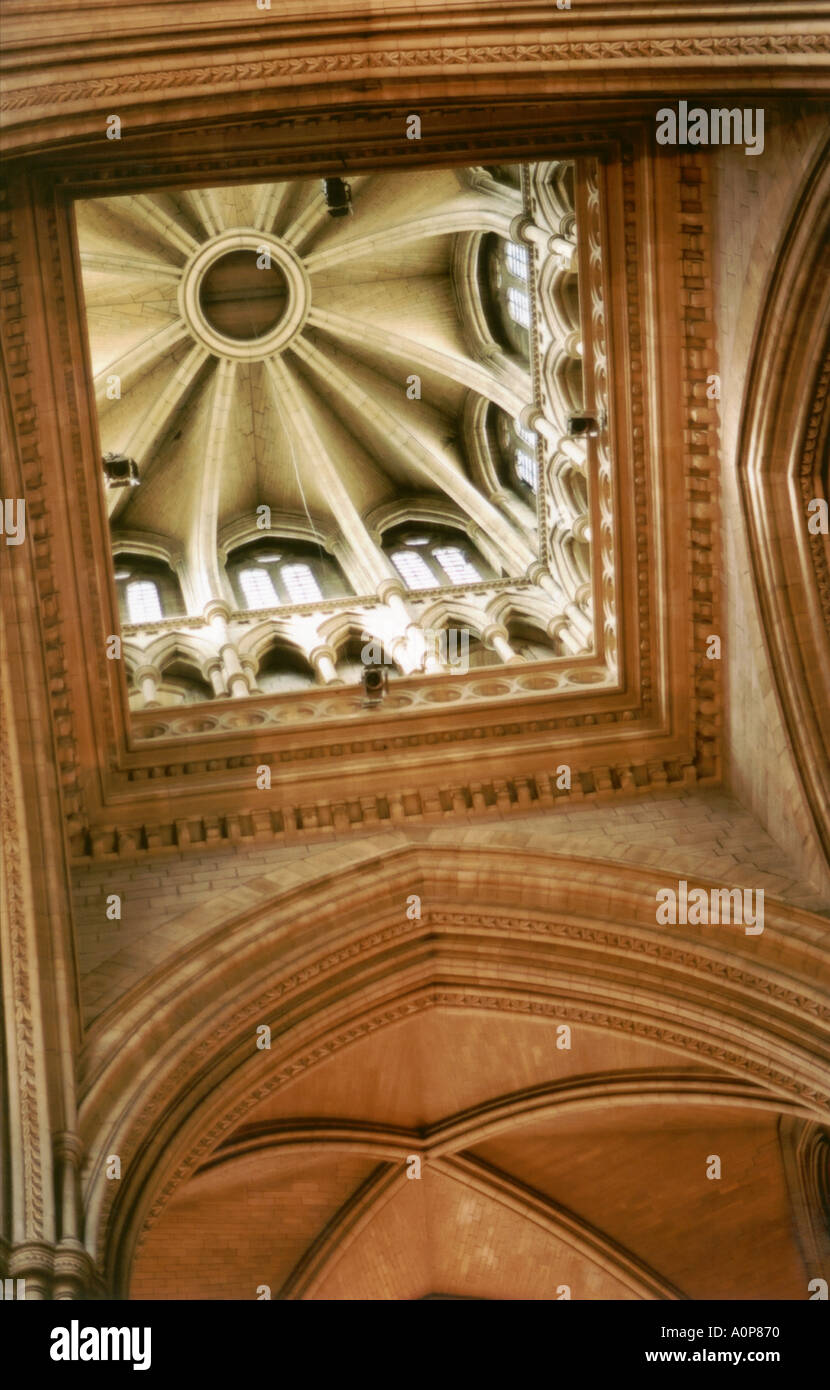 Blick zum Turm der Kathedrale innen Truro in Cornwall England UK Europa Großbritannien GB Stockfoto