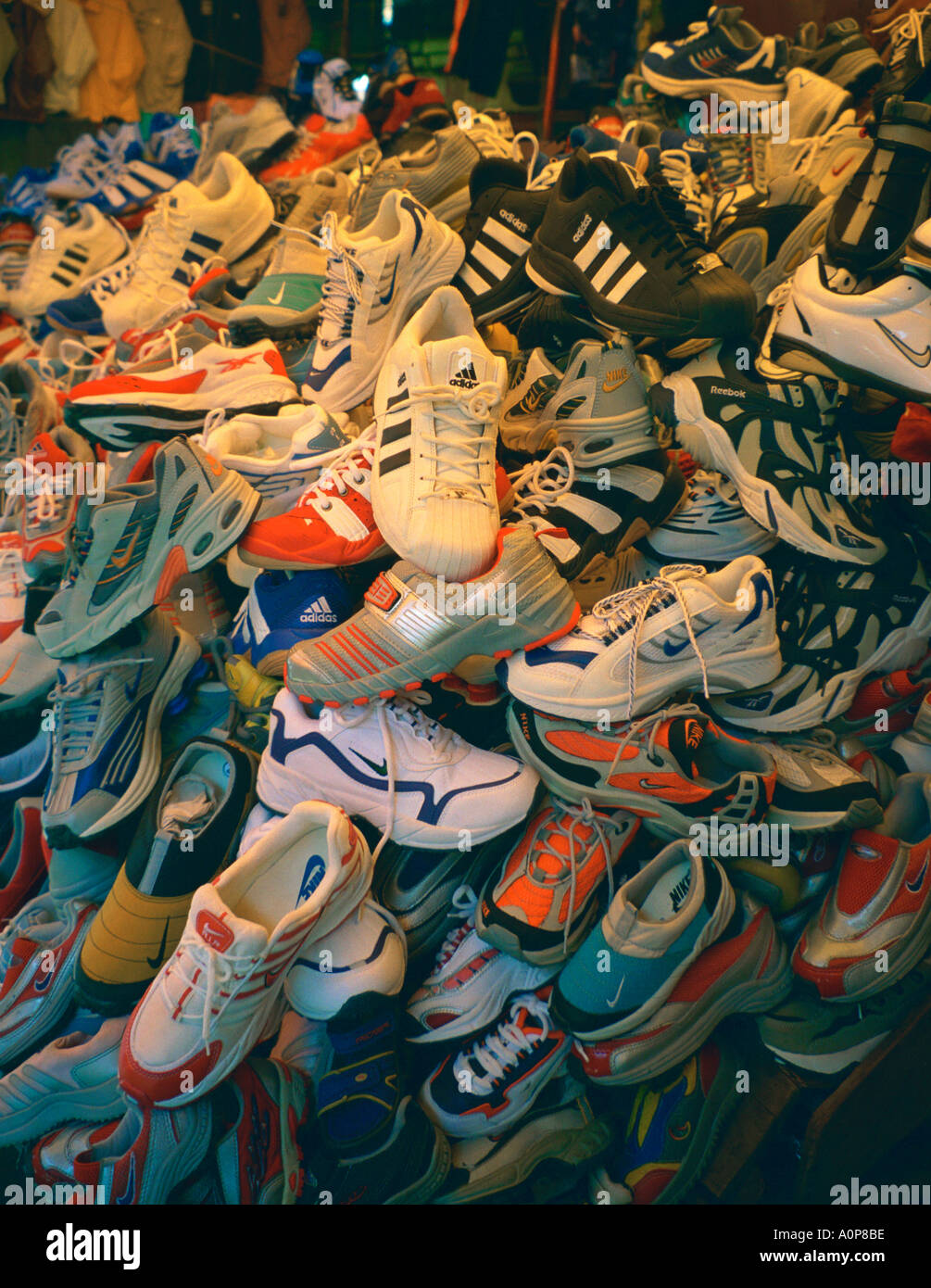 Haufen von Schuhen für Verkauf in Straßenmarkt in Cuidad del Este Paraguay in Südamerika Stockfoto