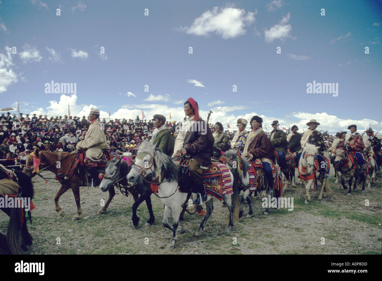 Kampas nomadischen Stammes Reiter ihre Pferde bei der jährlichen Nagqu Horse fair in Tibet zur Schau Stockfoto