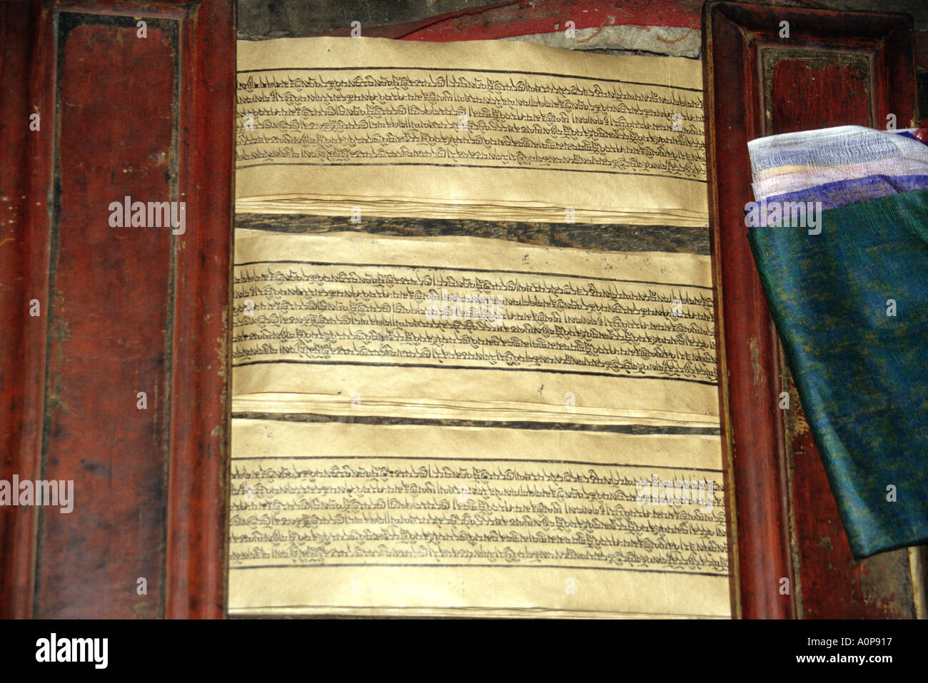 Seiten aus alten buddhistischen Heiligen Text sorgfältig aufbewahrt in einem Kloster. Stockfoto