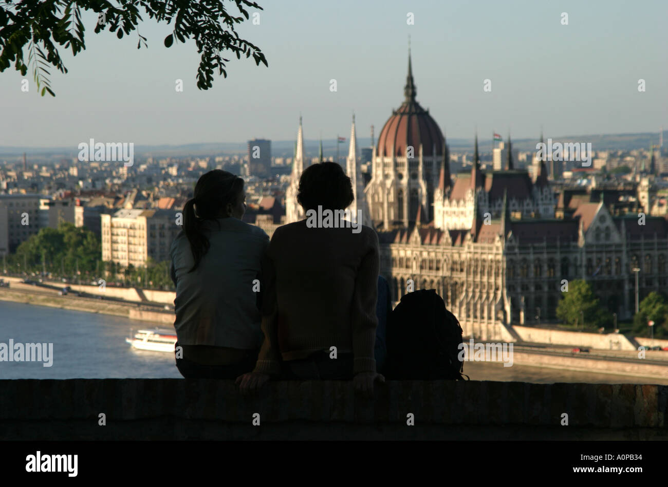 Junges Paar mit Blick auf das Parlamentsgebäude aus dem Burgviertel in Budapest Ungarn Stockfoto