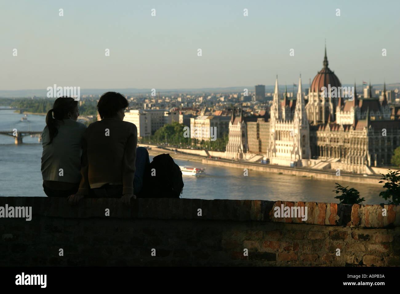 Junges Paar mit Blick auf das Parlamentsgebäude aus dem Burgviertel in Budapest Ungarn Stockfoto