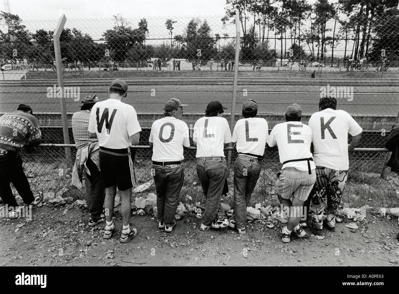 Schwarz und weiß zeigen Rückansicht von Fans des späten französischen Rennfahrers Bob Wollek mit t-Shirts, die seinen Namen buchstabieren Stockfoto