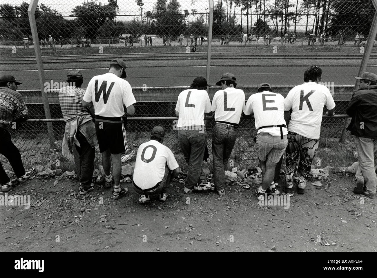 Schwarz und weiß zeigen Rückansicht von Fans des späten französischen Rennfahrers Bob Wollek mit t-Shirts, die seinen Namen buchstabieren Stockfoto