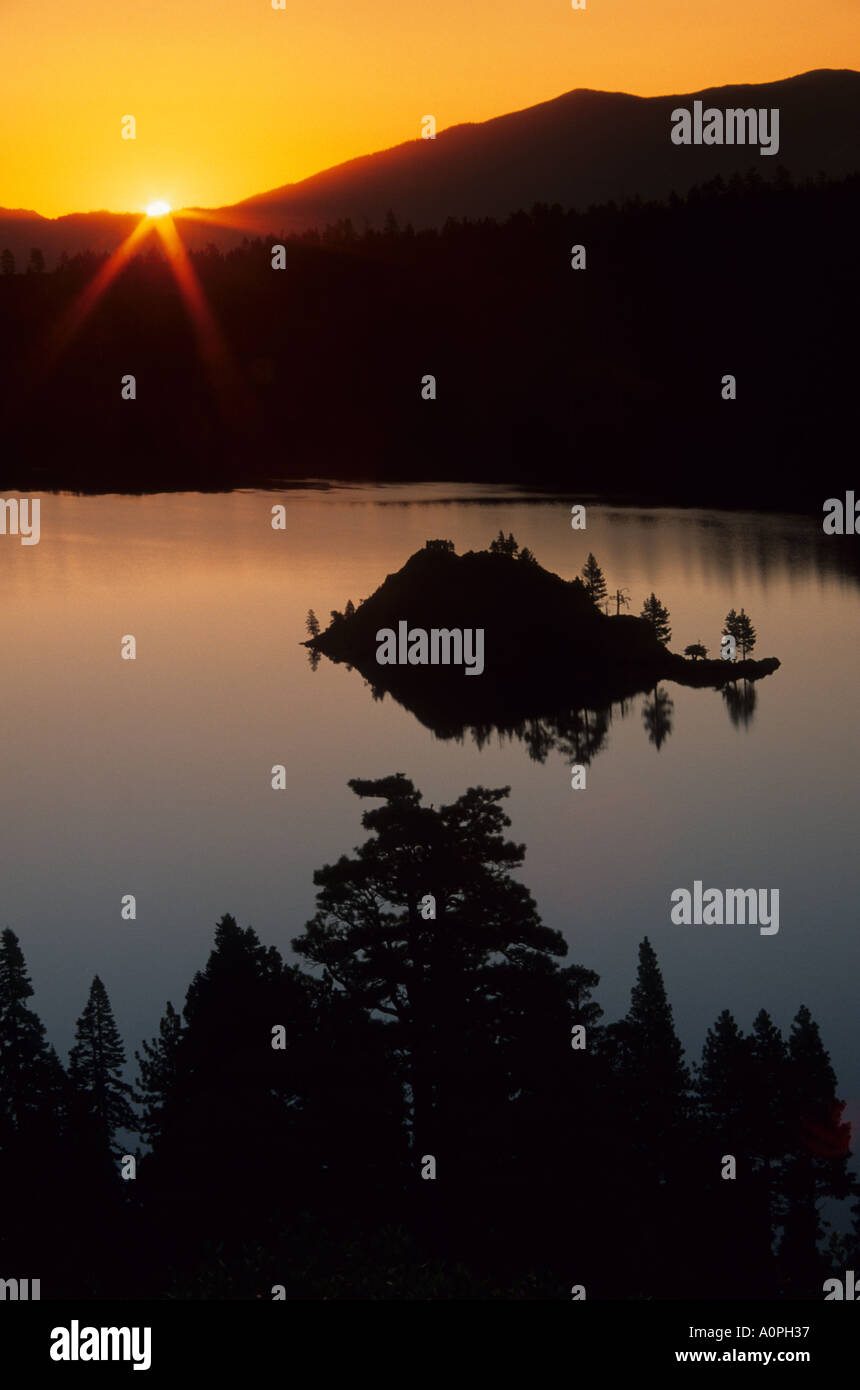 Sonnenaufgang über Emerald Bay auf dem westlichen Ufer von Lake Tahoe Emerald Bay State Park Sierra Nevada-Kalifornien-USA Stockfoto