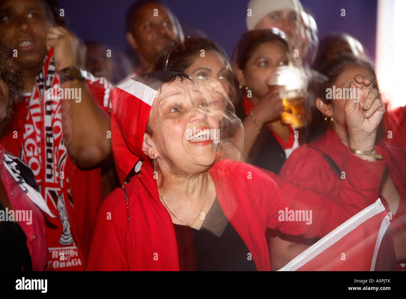 & Tobago Trinidad Fans jubeln Team während 2-0 Niederlage gegen England, 2006 World Cup Finals, berühmten Three Kings Pub, London Stockfoto