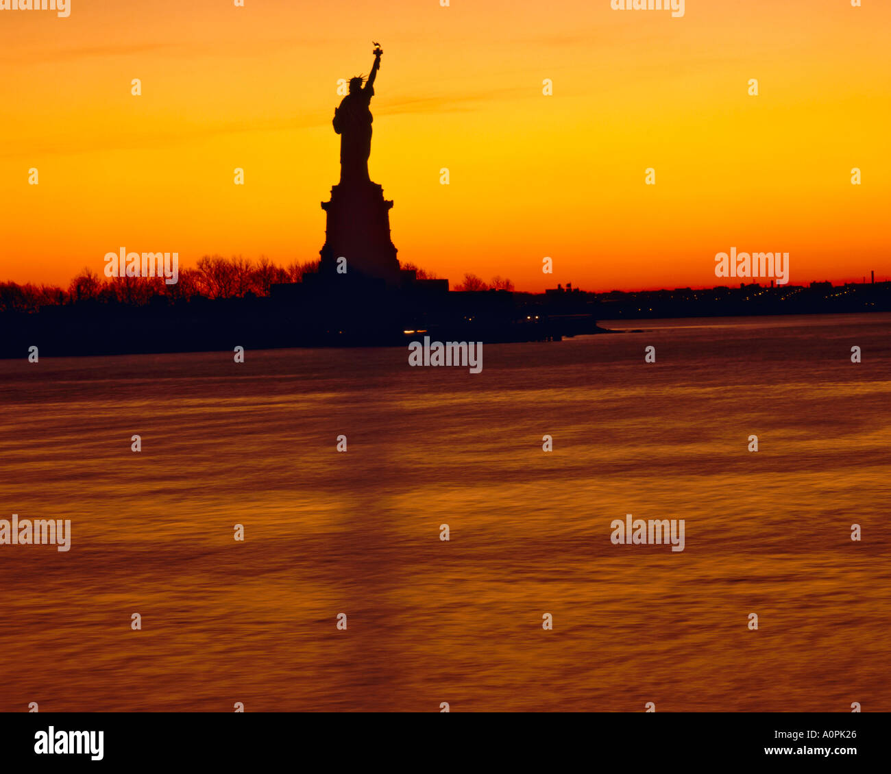 Winter-Blick auf die Freiheitsstatue bei Sonnenaufgang von New Jersey-Statue of Liberty National Monument New York Stockfoto
