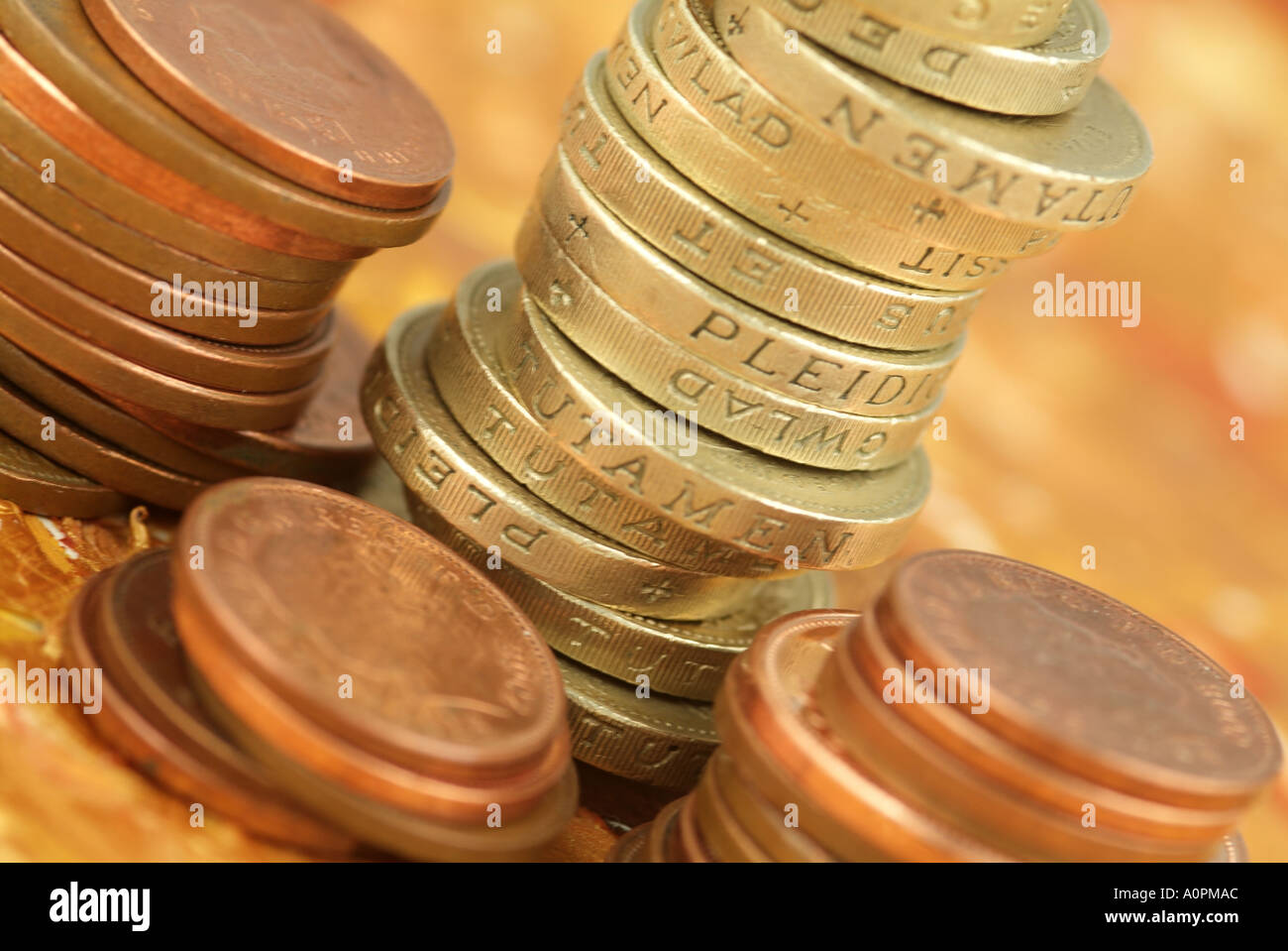 Großaufnahme, Makroaufnahme des britischen Geld, Pfund-Münzen und Bronzemünzen, Stockfoto