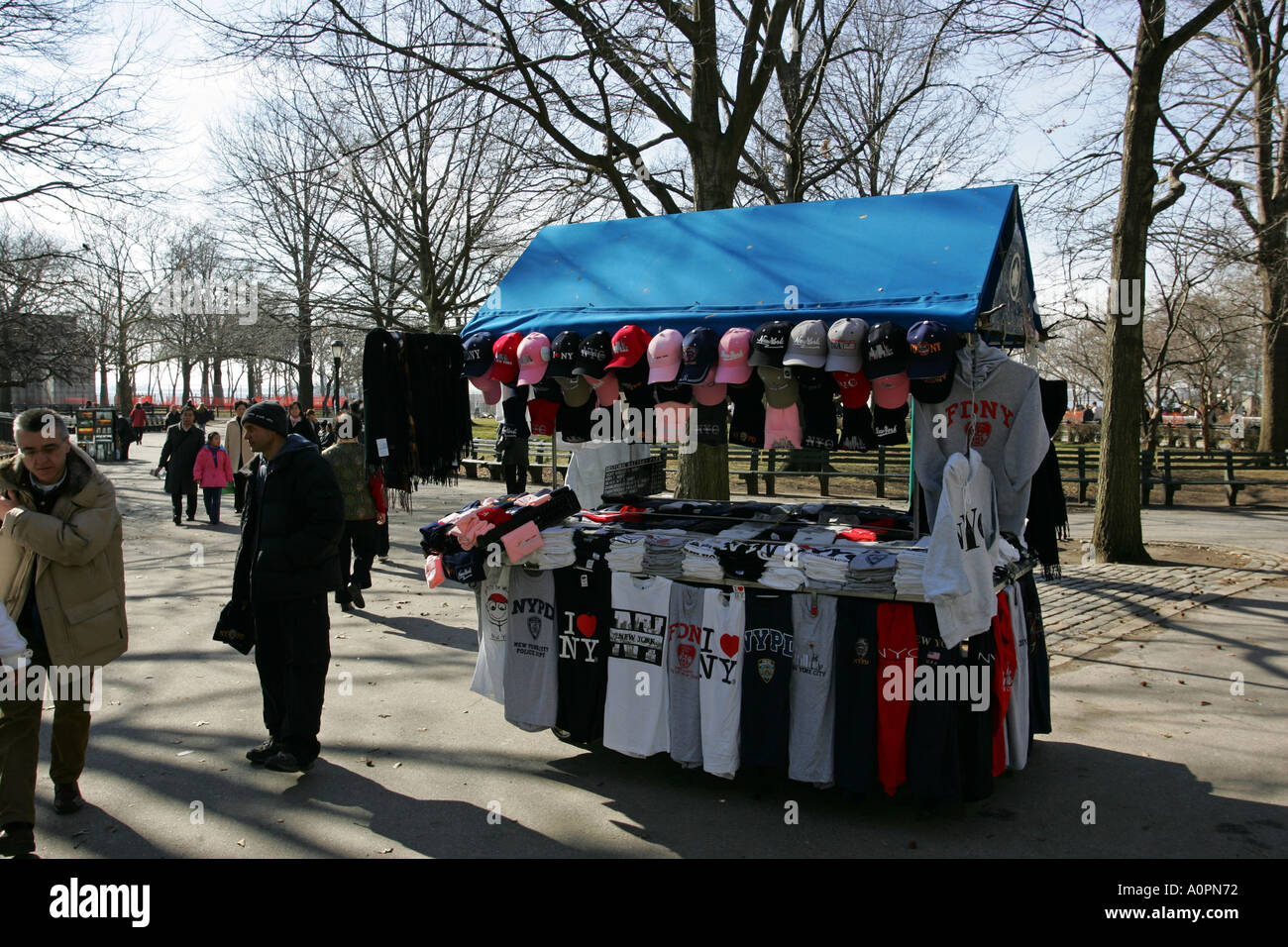 Iconic Straße Stall Anbieter verkaufen billige Qualität I love New York Shirt in der Nähe von Liberty Island Fährhafen NYC uns Amerika Stockfoto