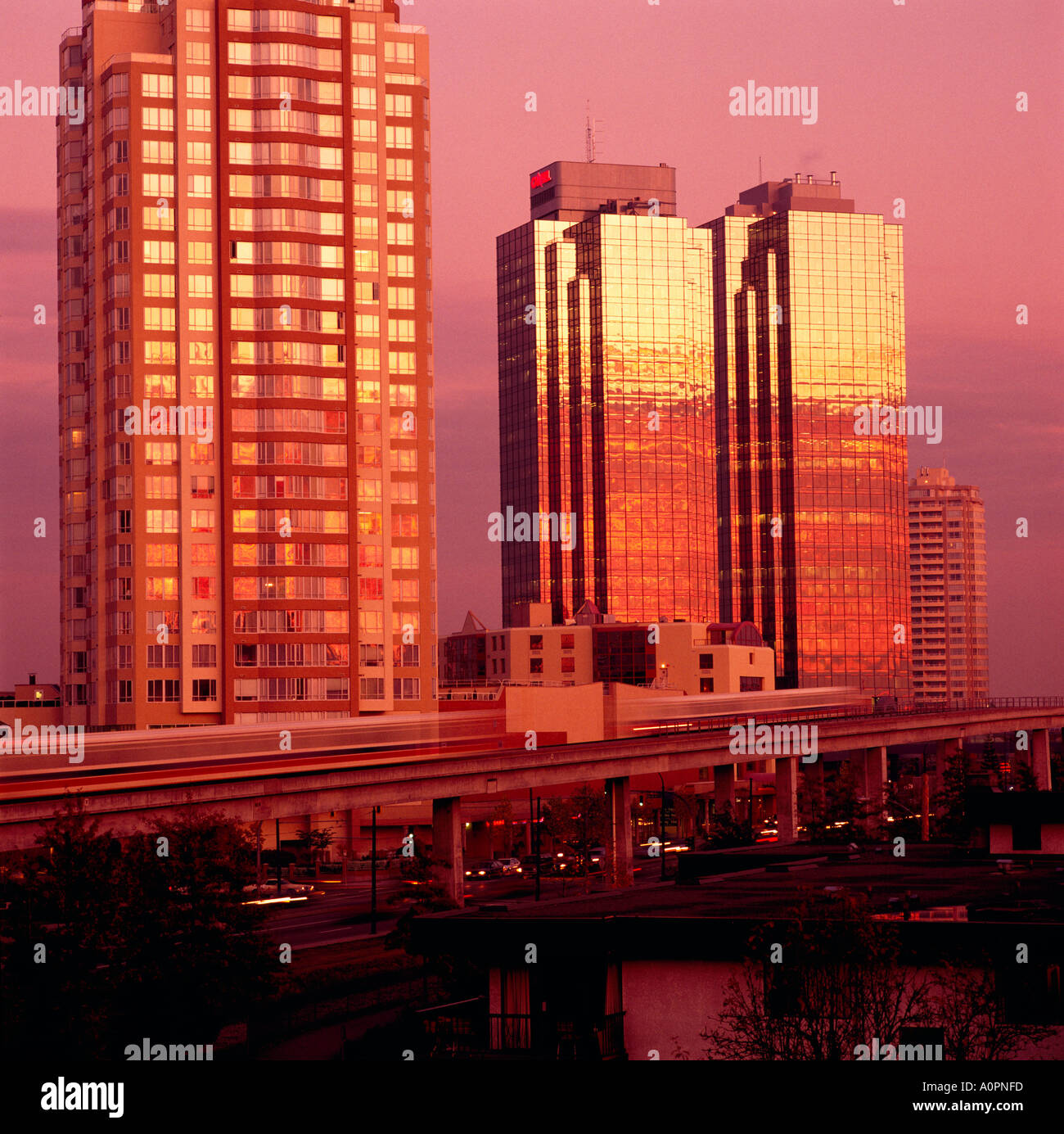 Burnaby, BC, Britisch-Kolumbien, Kanada - hohe Aufstieg Gebäude am Metrotown bei Sonnenuntergang Stockfoto