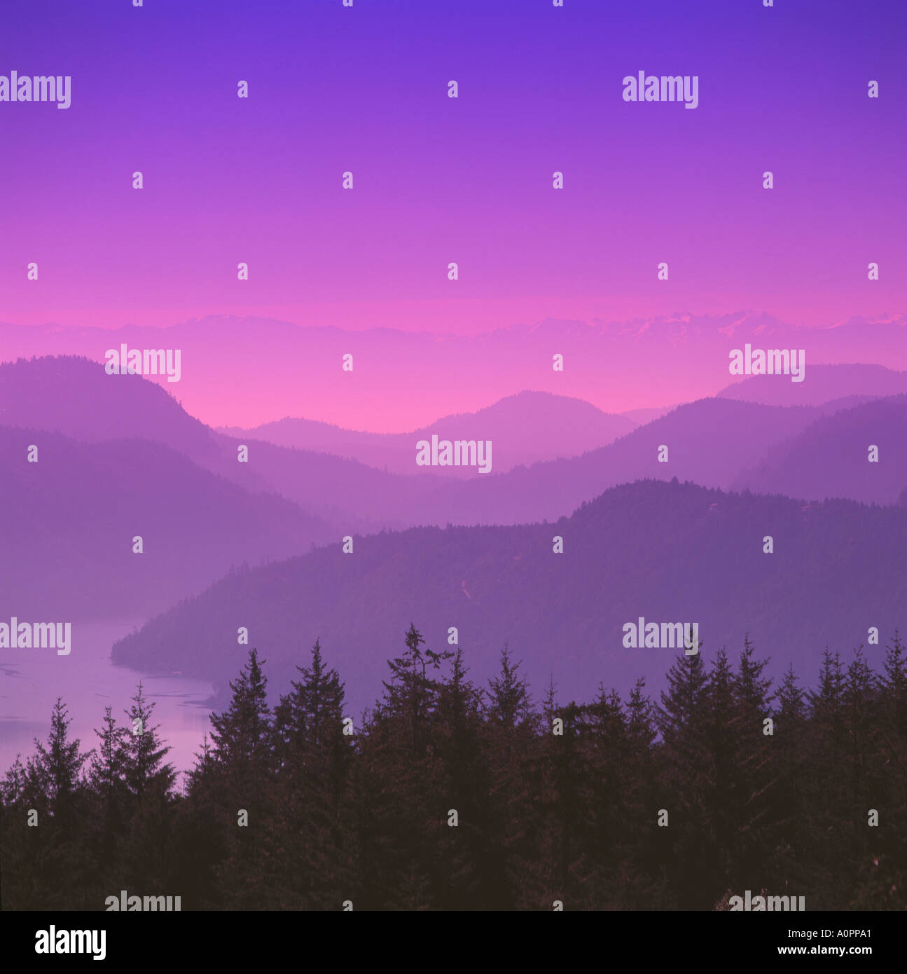 Malerische Aussicht von Malahat Laufwerk Gipfel, Vancouver Island, BC, Britisch-Kolumbien, Kanada - Silhouette Schichten der Berglandschaft Stockfoto