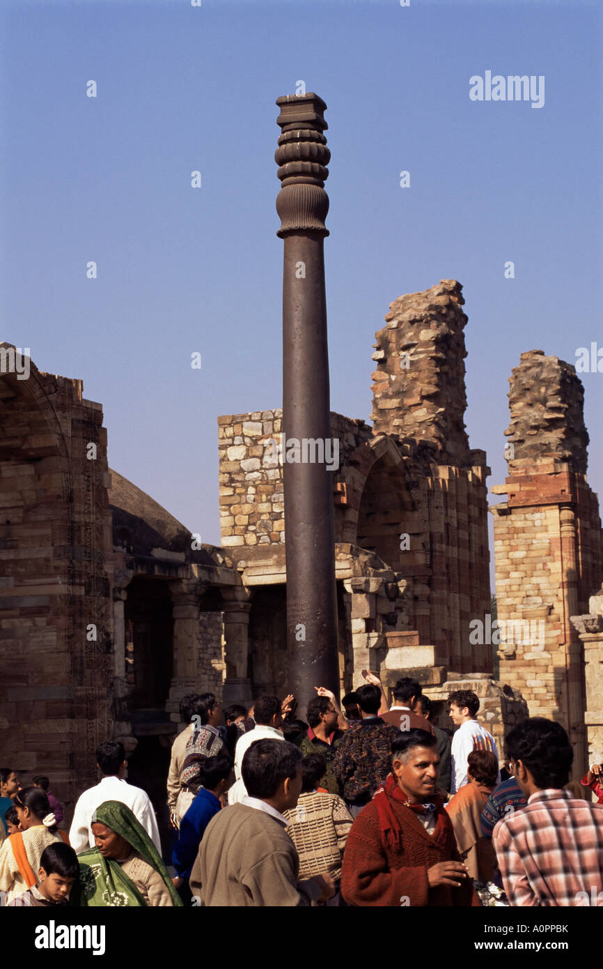 Eiserne Säule mit einem Gewicht von sechs Tonnen sieben Meter hohen Qutab Minar Delhi Indien Asien Stockfoto