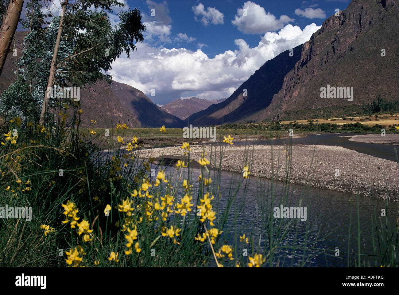 Das Urubamba-Tal weiter der Fluss durch die Schlucht hinter Machu Picchu Peru Südamerika Stockfoto
