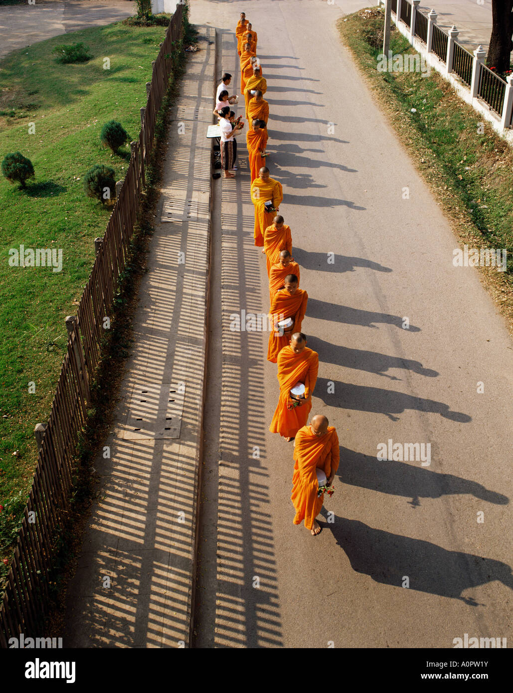 Mönchen Almosen Chiang Mai Thailand Südostasien Asien Stockfoto