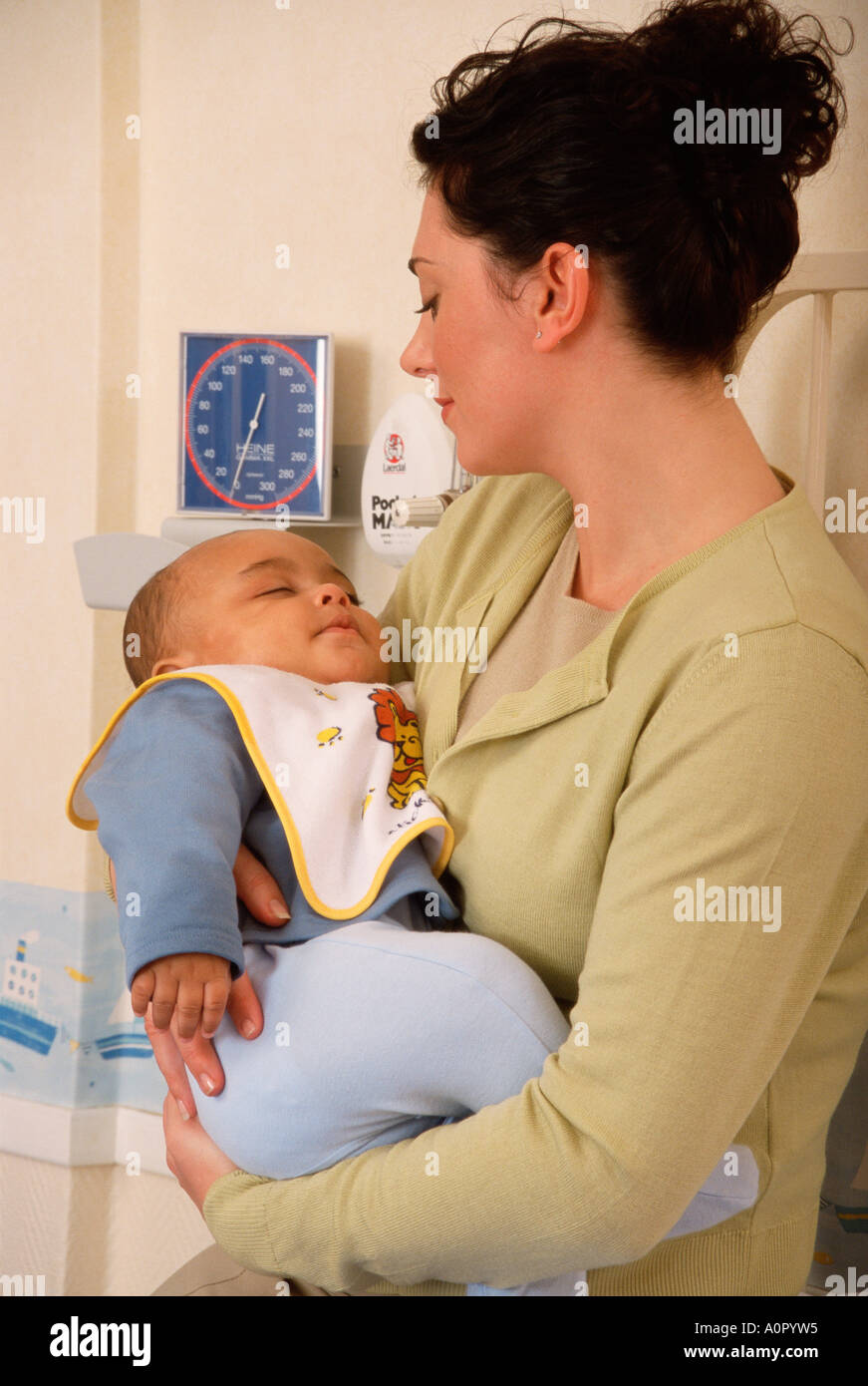 Junge Mutter mit Baby im Krankenhaus Stockfoto