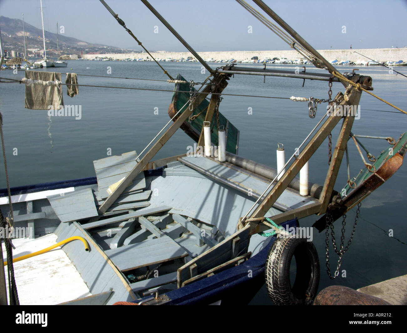 Kommerziellen Fischerboote, Netze und Tackle, Puerto Deportivo de Fuengirola, Fuengirola Por, t Costa Del Sol, Spanien, Europa Stockfoto