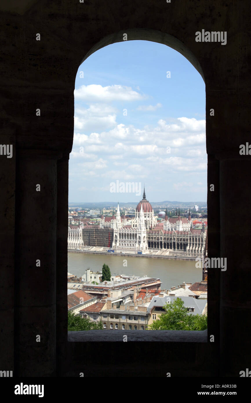 Das Parlamentsgebäude gesehen durch einen Torbogen in Budapest Ungarn Stockfoto