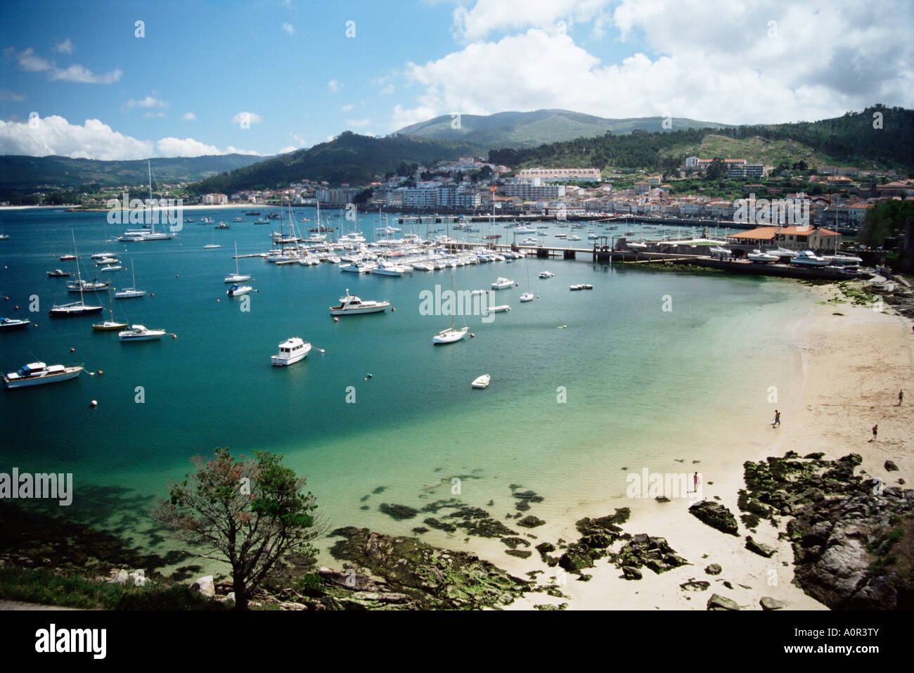 Blick auf Strand-Hafen und Stadt Bayona Galizien Spanien Europa Stockfoto