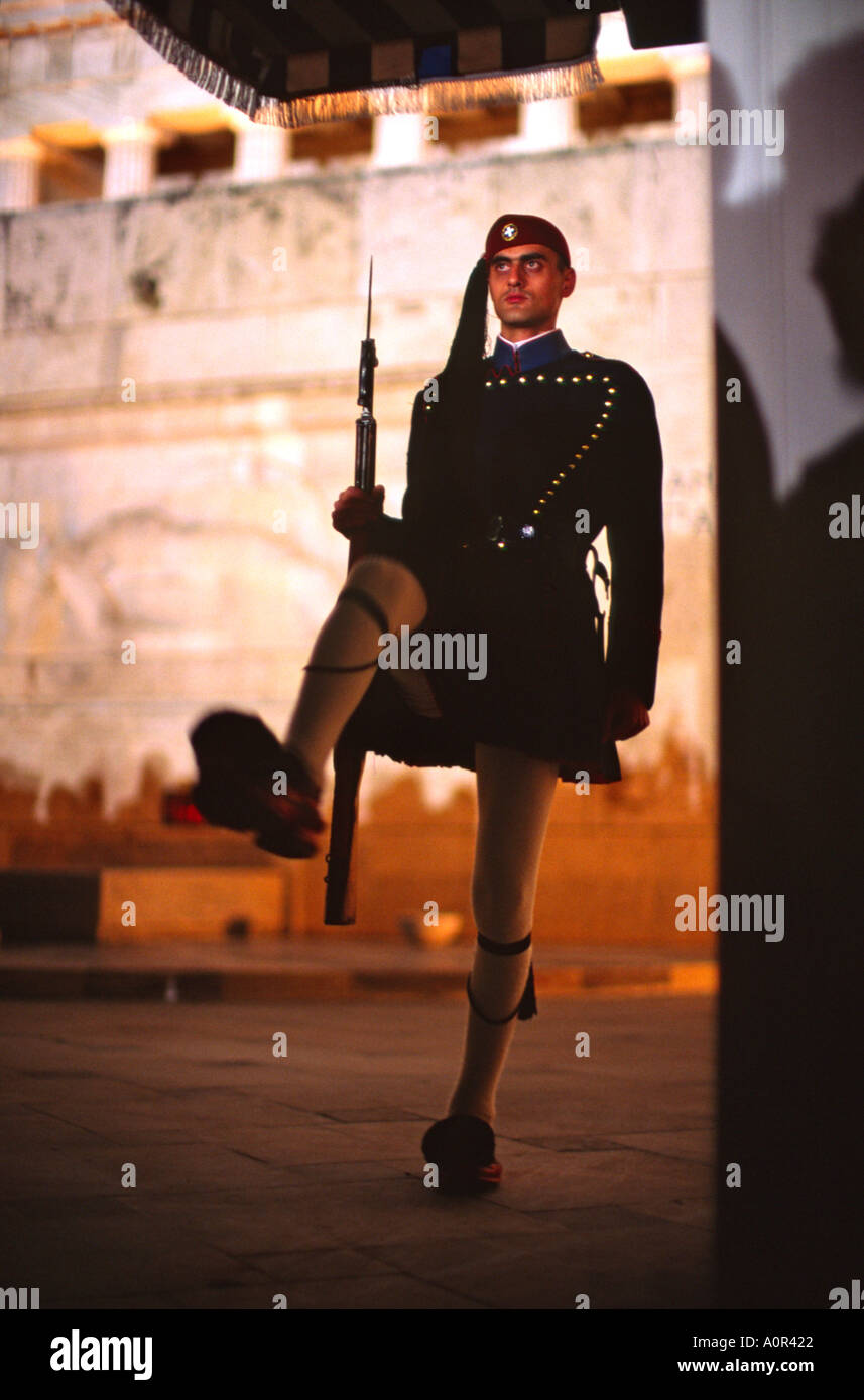 Evsons griechischen Nationalgarde Soldaten paradieren vor dem Grab des unbekannten Soldaten-Athen Stockfoto
