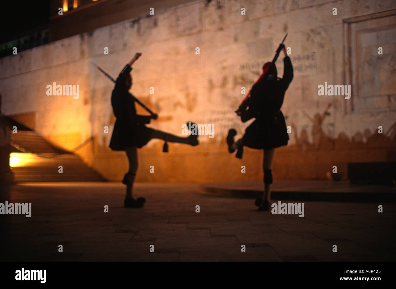 Evsons griechischen Nationalgarde Soldaten paradieren vor dem Grab des unbekannten Soldaten-Athen Stockfoto