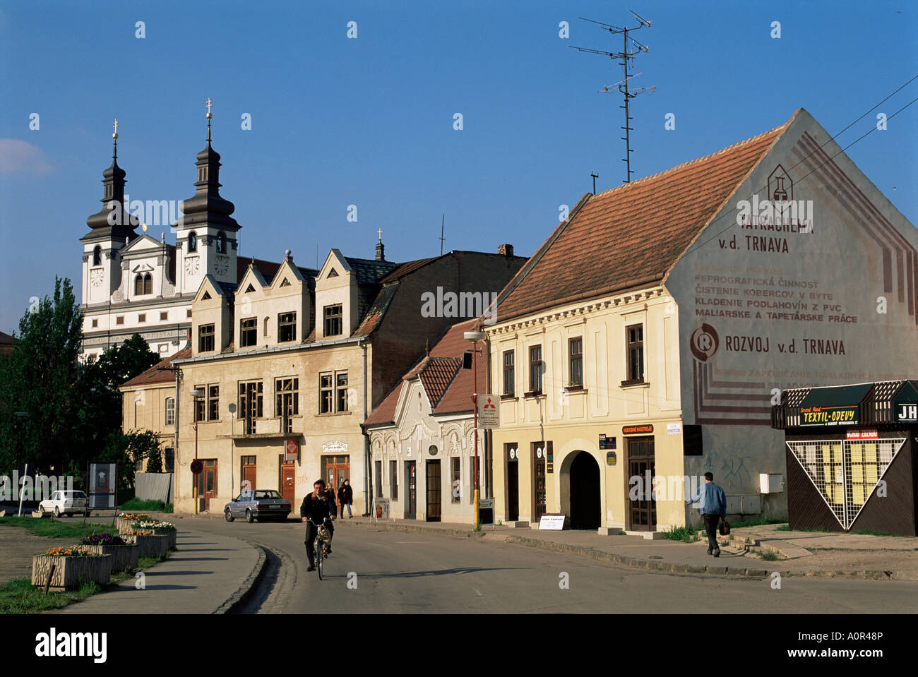 Straßenszene mit Universität Kirche Trnava Slowakei Europa Stockfoto
