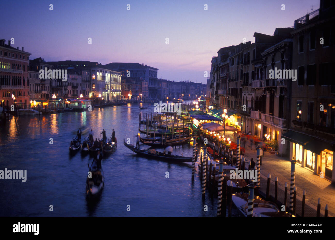 Gondeln auf dem Canale Grande in der Abenddämmerung von der Rialto Brücke Venedig Italien Stockfoto
