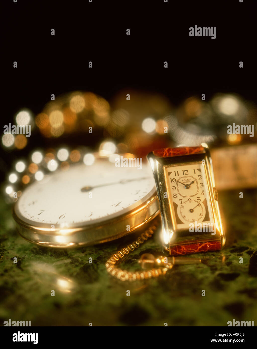 Still-Leben. Antike Rolex Prince Armbanduhr und Taschenuhr und Kette. Stockfoto