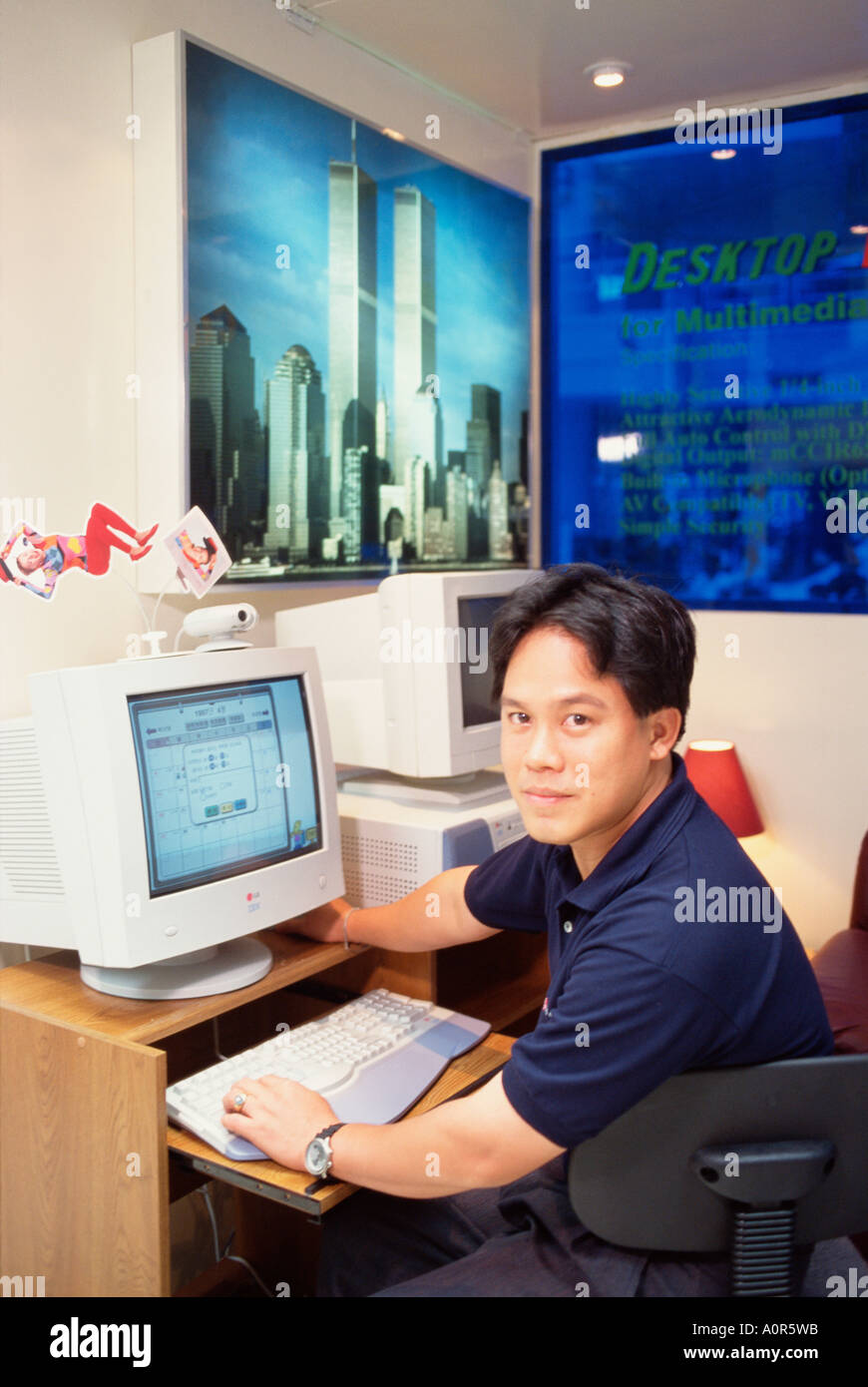 Philippinen. Junger Mann, der im Büro mit PC arbeitet. 1998 Stockfoto