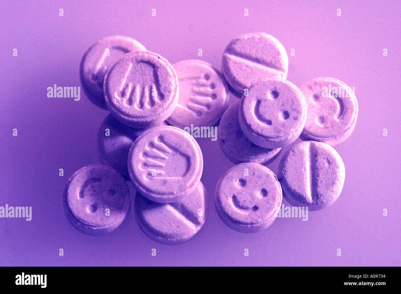 E Ecstasy-Pillen oder Tabletten Nahaufnahme Studio  Methylendioxymethamphetamin erschossen Stockfotografie - Alamy