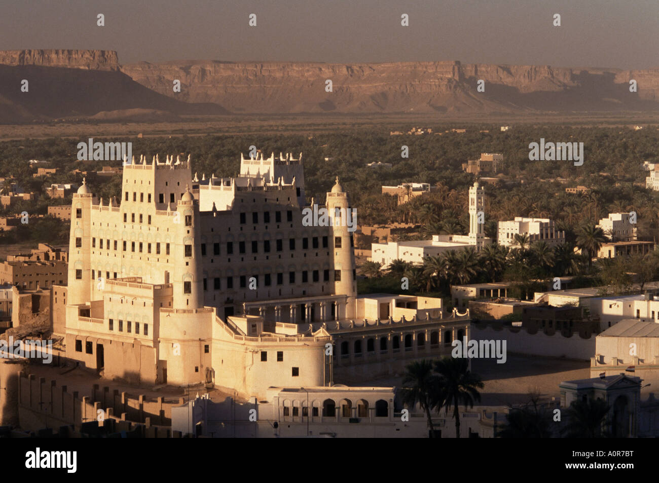 Sultan s Palace und sagen un Dorf Wadi Hadhramawt Valley South Yemen Jemen Nahost Stockfoto