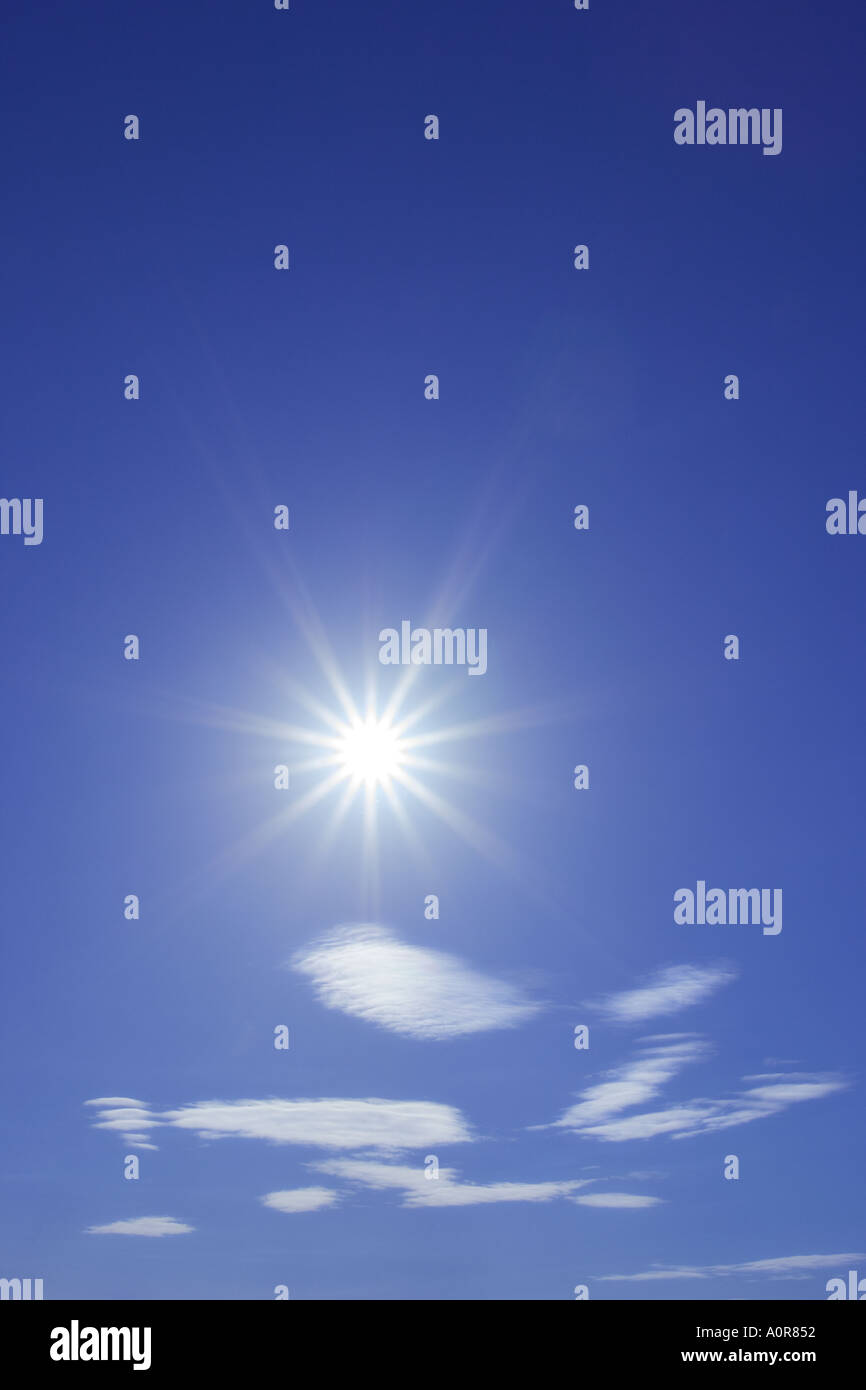 Sonne direkt in die Kamera und Föhn Wolken in Oberbayern in der Nähe von München Stockfoto